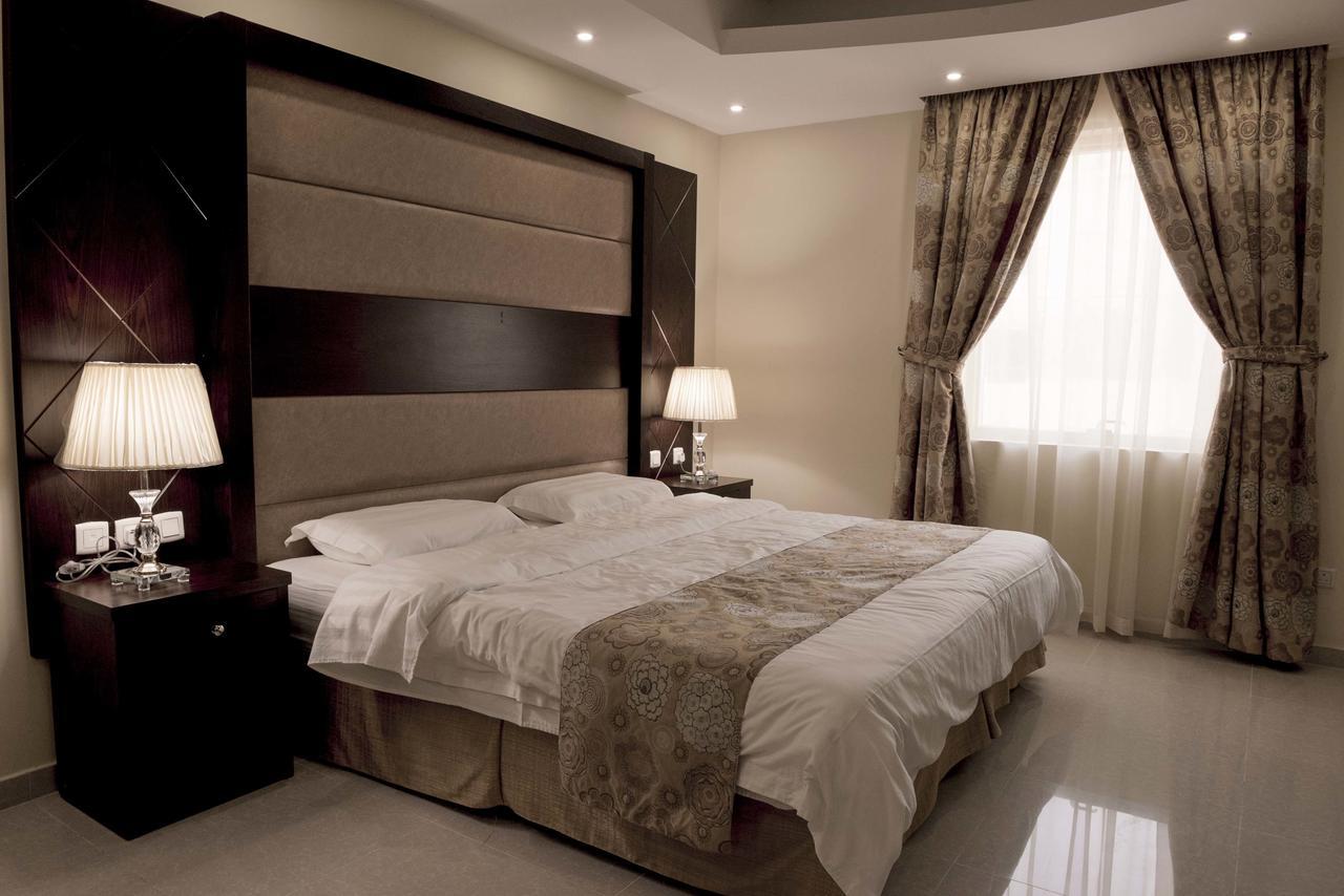Rolana Furnished होटल के अलावा